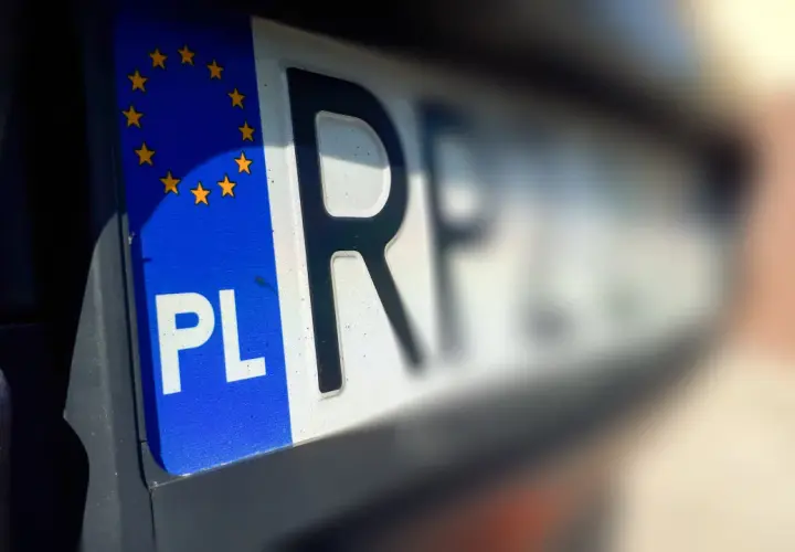 Zbliżenie na polską tablicę rejestracyjną z symbolem UE. Może to być związane z wyrejestrowaniem pojazdu.