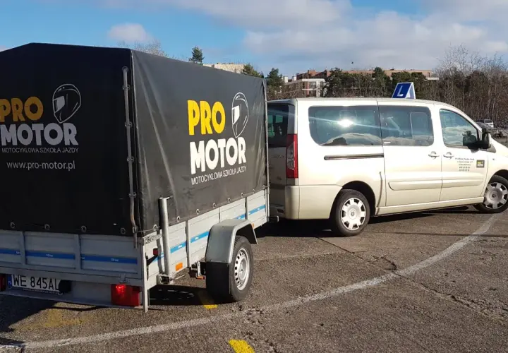 Przygotowania do egzaminu b+e w szkole jazdy Pro Motor. Przyczepa i auto czekają na placu manewrowym.