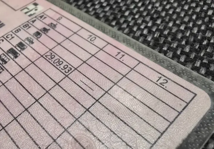Zbliżenie na polskie prawo jazdy z datą 29.09.93. Zastanawiasz się, ile kosztuje prawo jazdy?