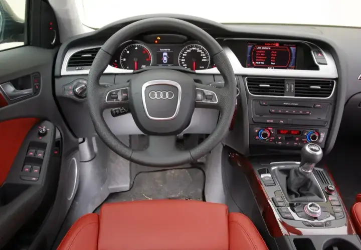 Wnętrze Audi z czerwonymi skórzanymi siedzeniami i kierownicą. S tronic.