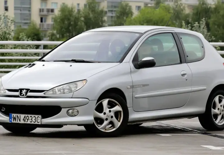 Srebrny Peugeot 206 1.4 HDi na parkingu.