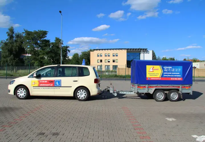 Samochód nauki jazdy z przyczepą, gotowy do egzaminu na prawo jazdy kategorii B+E. Kod 96 na przyczepie.