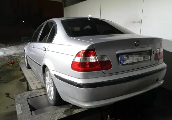 Srebrne BMW E46 320d na hamowni, widok z tyłu.