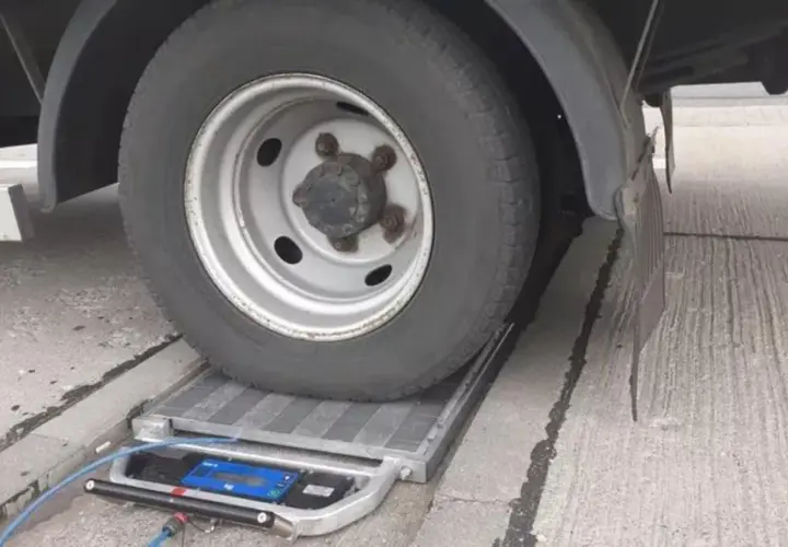 Koło ciężarówki na wadze. Przeładowanie samochodu grozi mandatem i uszkodzeniem pojazdu.