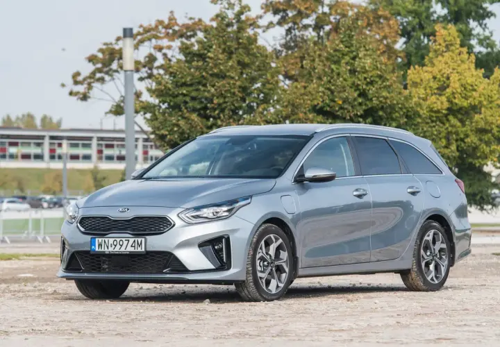 Srebrne Kia Ceed 1.6 CRDi, kombi, na tle drzew i budynku. Zastanawiasz się nad pojemnością baku?