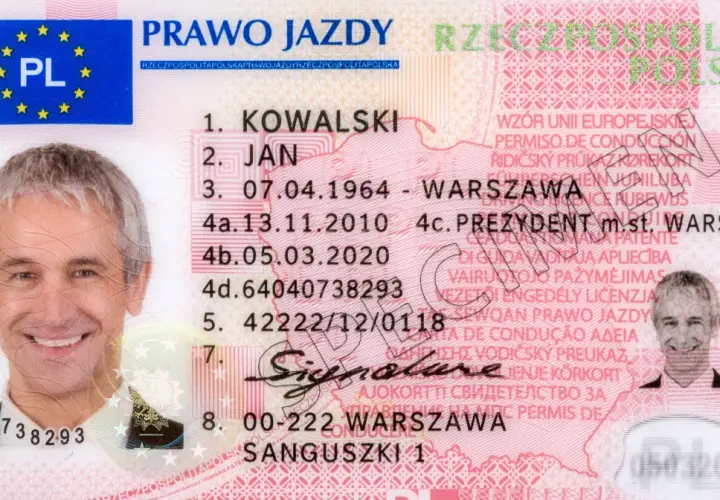 Zdjęcie do karty kierowcy: portret mężczyzny z uśmiechem, dane osobowe, numer prawa jazdy.