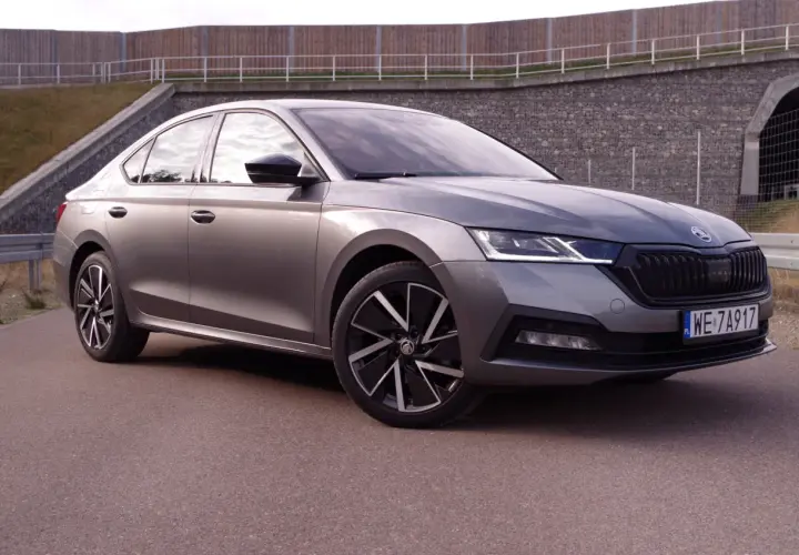 Szara Skoda Octavia stoi na drodze. Zastanawiasz się, jaka jest jej pojemność baku?