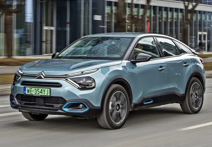Niebieski Citroen C4 w ruchu miejskim. Zastanawiasz się nad jego pojemnością baku?