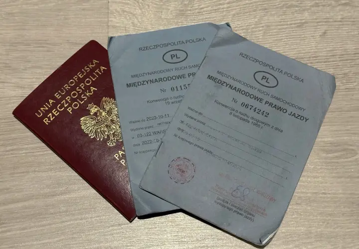 Polskie prawo jazdy międzynarodowe, wydane w Warszawie, obok paszportu.