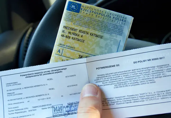 Dowód rejestracyjny i potwierdzenie OC w samochodzie. Brak ważnego OC to wysokie kary, nawet 5000 zł.