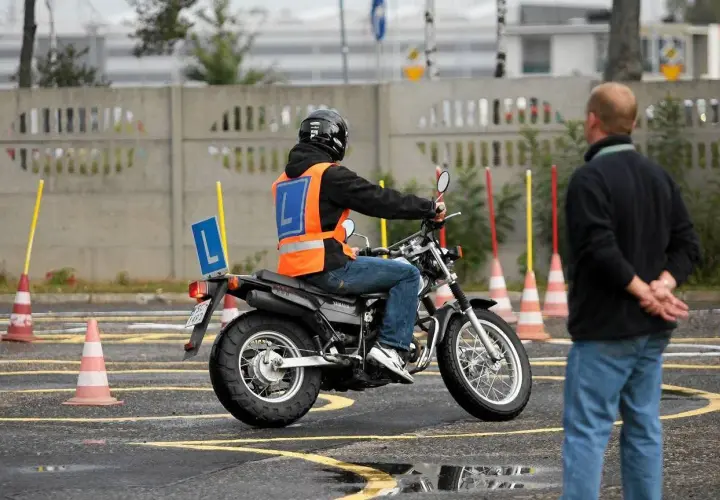 Nauka jazdy na motorze z literką "L" na kamizelce. Kto wie, może to początek drogi do zdobycia prawa jazdy AM za darmo?