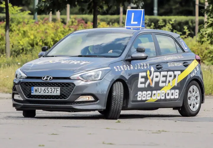 Samochód nauki jazdy z literą "L" na dachu. To znak, że kursant stara się o prawo jazdy na samochód, kategoria B.
