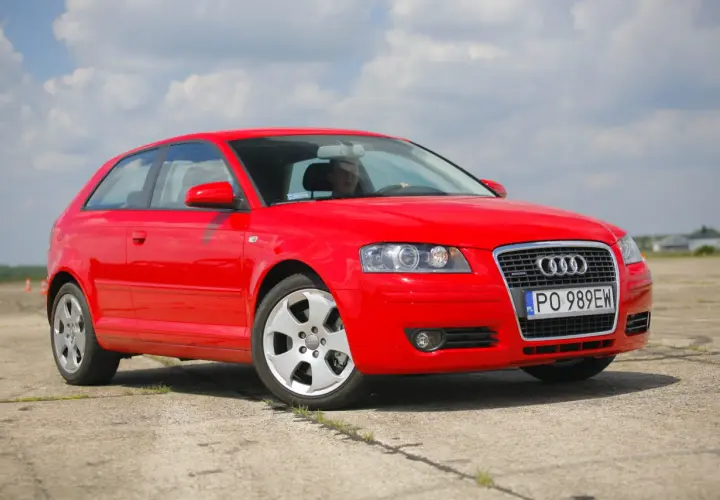 Czerwone Audi A3 8P 2.0 TDI na tle błękitnego nieba z chmurami.