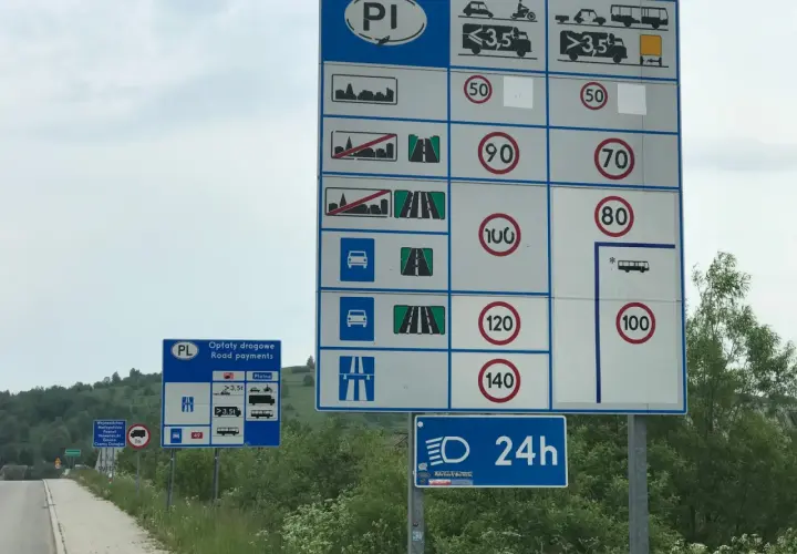 Znaki drogowe w Polsce informują o limitach prędkości dla autobusów, np. 100 km/h. Kierowca autobusu musi przestrzegać tych zasad.