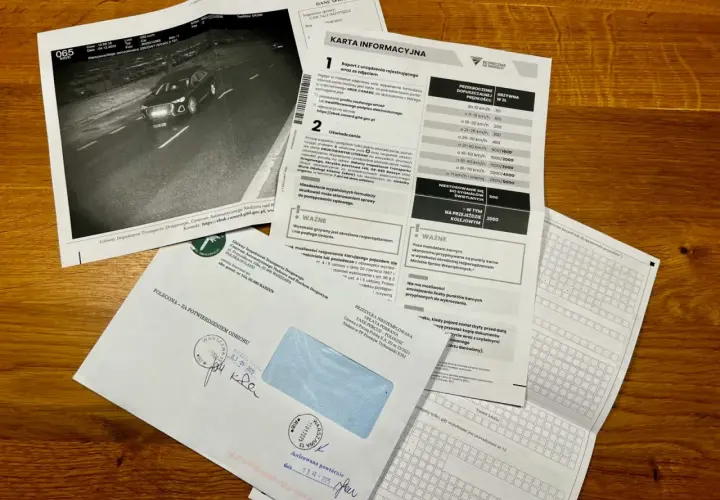 Dokumenty dotyczące wykroczenia drogowego i informacji, jak przedłużyć kartę kierowcy. Widoczny jest raport z fotoradaru, formularz informacyjny oraz koperta.