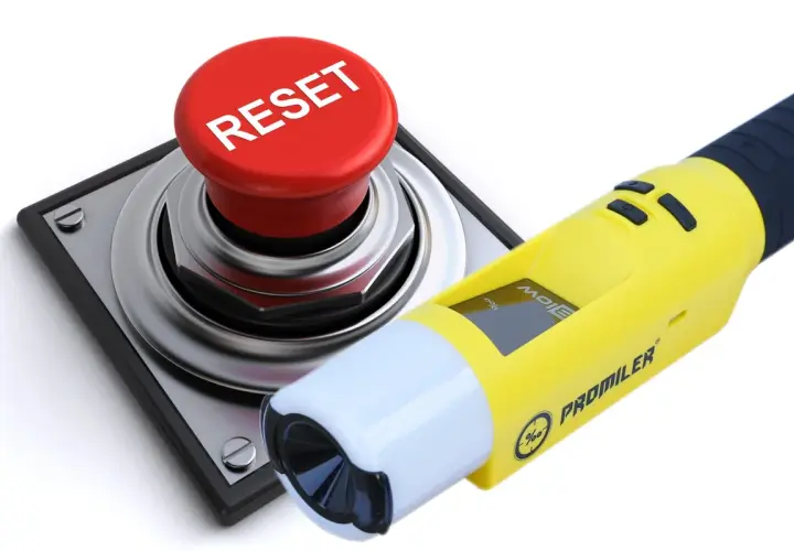 Alkomat Promiler i czerwony przycisk RESET. Jak działa alkomat? Po włączeniu i dmuchnięciu, urządzenie pokazuje wynik.