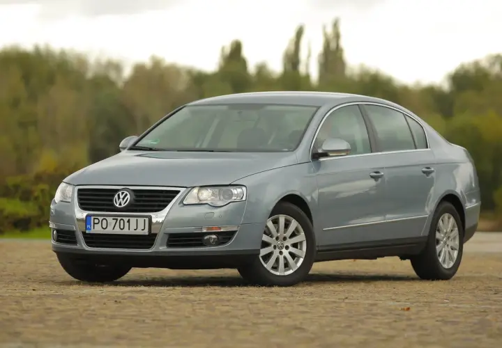 Szary Volkswagen Passat B6 1.9 TDI stoi na zewnątrz.