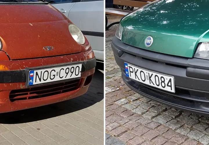 Dwa samochody, czerwony i zielony, z polskimi tablicami rejestracyjnymi. Na czerwonym NOG C990, na zielonym PKO K084.