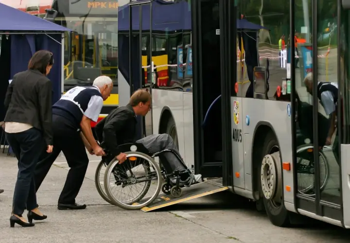 Pomoc w wejściu do autobusu na wózku inwalidzkim. Warto podziękować kierowcy busa za jego życzliwość.
