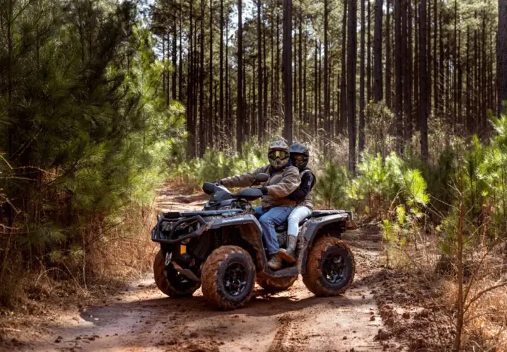 Para quad 125 potrzebne jest prawo jazdy kategorii B. Para na quadzie przemierza leśną ścieżkę.