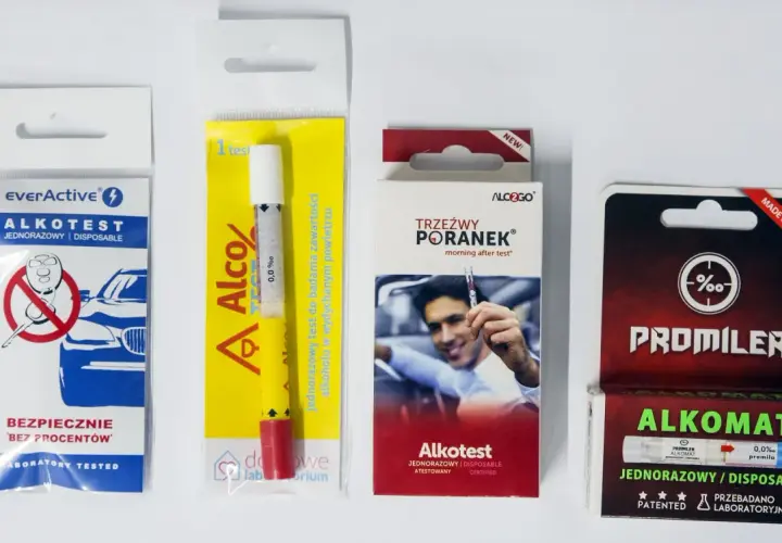 Gdzie kupić alkomat jednorazowy? Na zdjęciu cztery różne alkomaty jednorazowe: everActive, Alco%, Trzeźwy Poranek, Promiler.