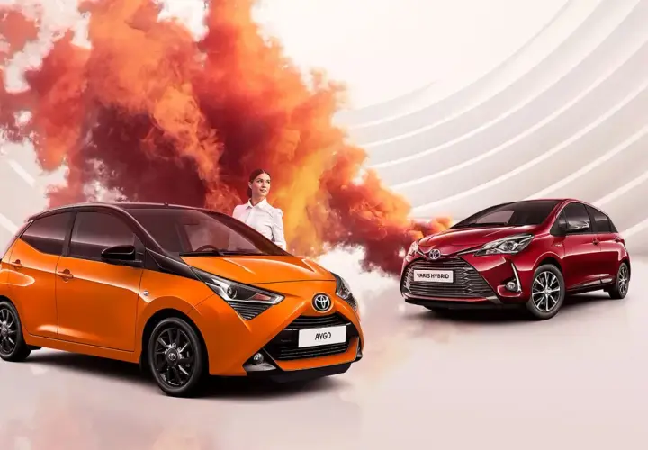 Pomarańczowy Aygo i czerwony Yaris Hybrid. Jaki samochód dla kobiety? Oba stylowe i miejskie.