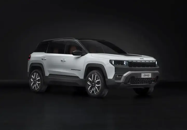 Biały Jeep Compass na ciemnym tle. Zwróć uwagę na jego nowoczesny design i wymiary, idealne do miasta i w teren.