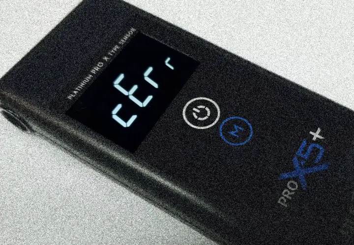 Cyfrowy alkomat PRO X5+ z wyświetlaczem "Err" sugeruje potrzebę resetu.