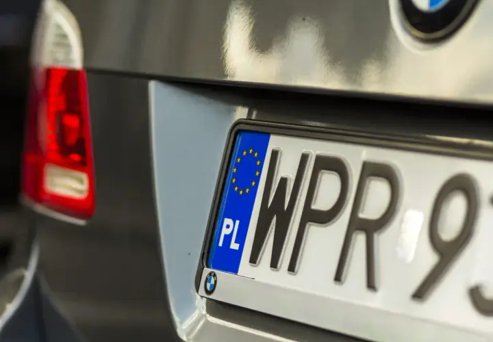 Tylny zderzak BMW z polskim numerem rejestracyjnym WPR 93...