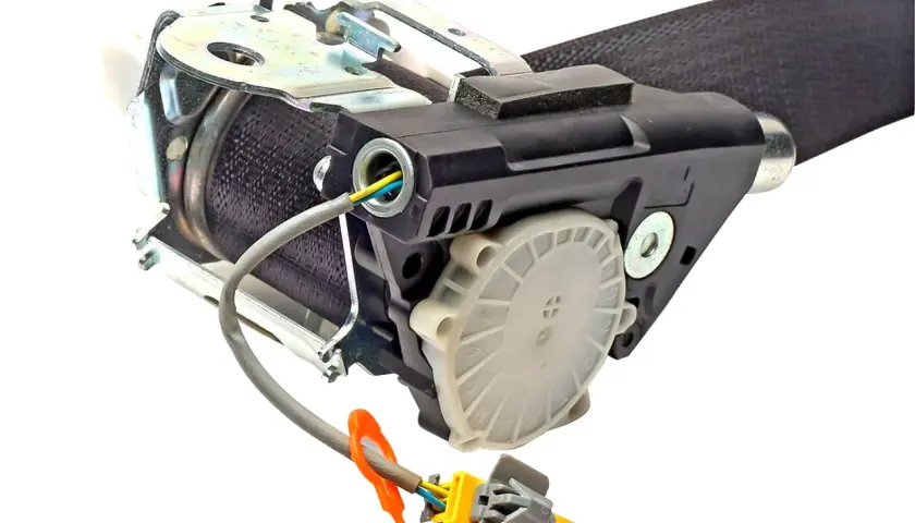 Napinacz pasa bezpieczeństwa z mechanizmem blokującym i złączem elektrycznym. Dowiedz się, jak naprawić napinacz pasa bezpieczeństwa, aby zapewnić bezpieczeństwo w podróży.