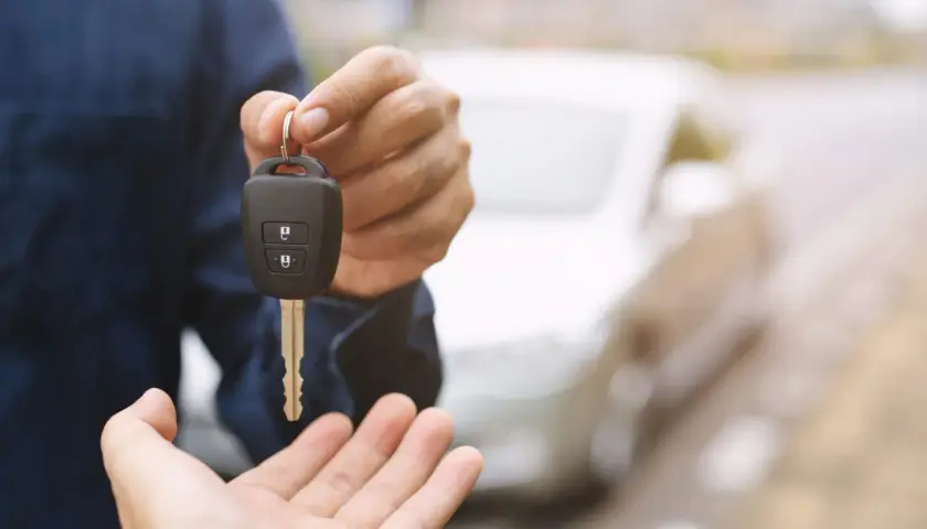 Przekazanie kluczyków do samochodu po wnd rejestracji. Nowy właściciel odbiera auto.