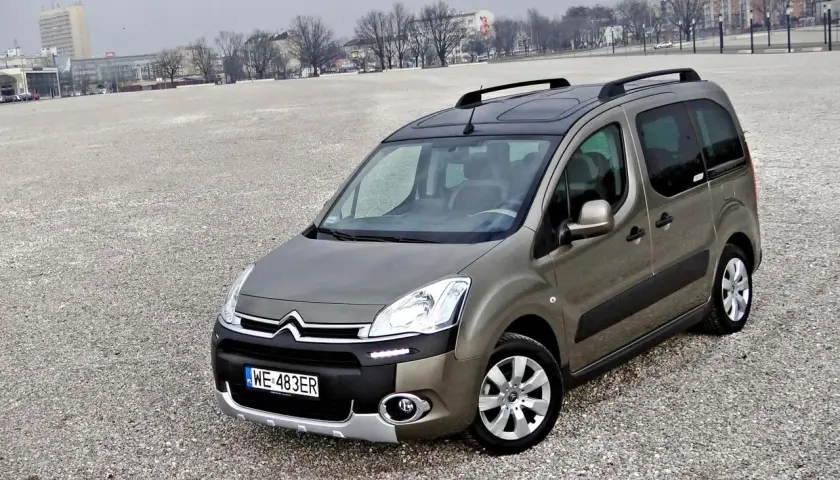 Brązowy Citroen Berlingo 1.6 HDI na tle miejskiego krajobrazu.