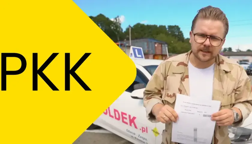 Mężczyzna w okularach trzyma dokument PKK, wyjaśniając jak wypełnić profil kierowcy. Obok biały samochód z literą L.