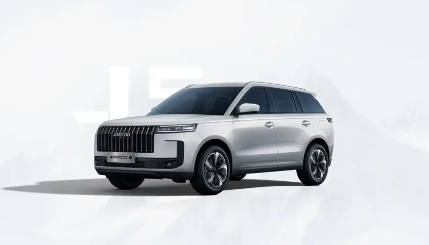 Srebrny Jaecoo 5, SUV o imponujących wymiarach, prezentuje się na tle gór.