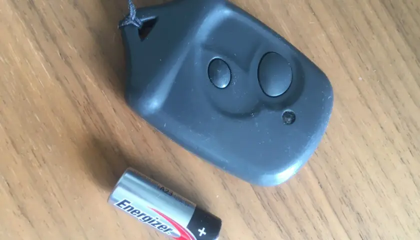 Czarny pilot samochodowy i bateria Energizer A23. Dowiedz się, gdzie wymienić baterię do pilota samochodowego.