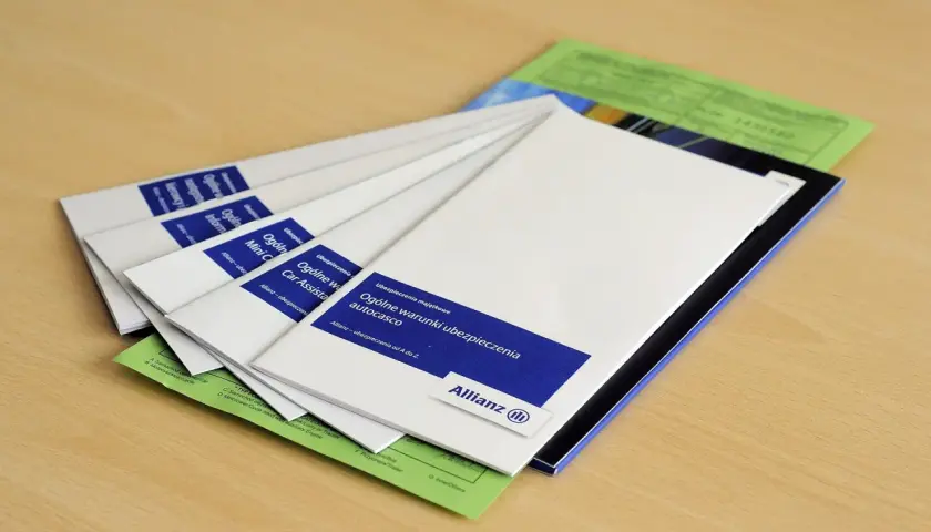Ubezpieczenie samochodu na wyjazd za granicę? Stos dokumentów od Allianz, w tym ogólne warunki ubezpieczenia autocasco, zapewni spokój w podróży.
