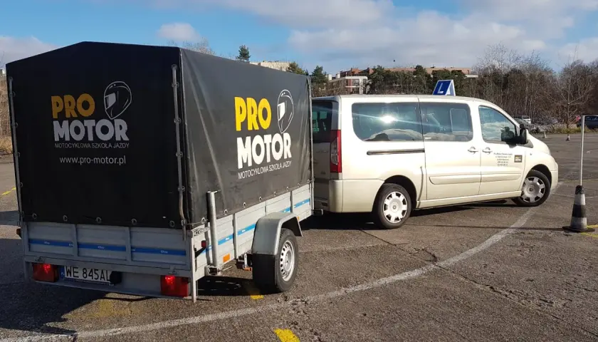 Przygotowania do egzaminu b+e w szkole jazdy Pro Motor. Przyczepa i auto czekają na placu manewrowym.