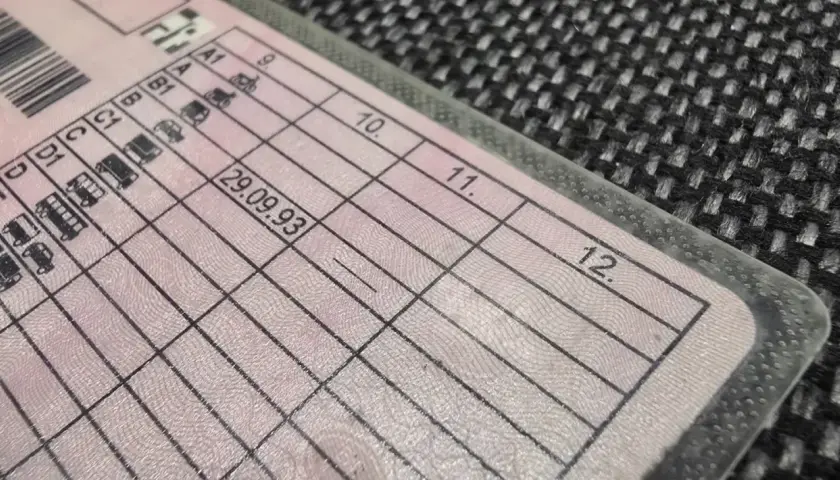 Zbliżenie na polskie prawo jazdy z datą 29.09.93. Zastanawiasz się, ile kosztuje prawo jazdy?