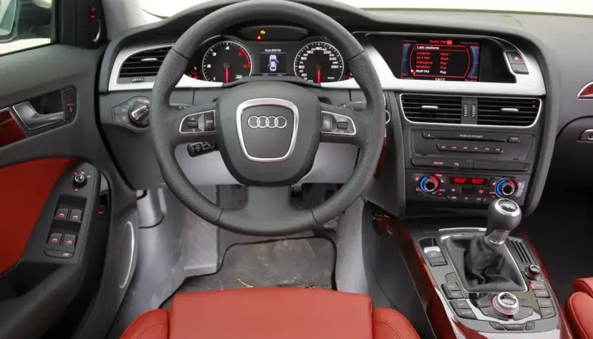 Wnętrze Audi z czerwonymi skórzanymi siedzeniami i kierownicą. S tronic.