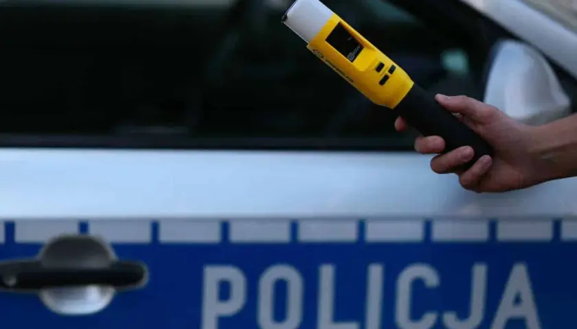 Policjant trzyma alkomat przy radiowozie. Czy można odmówić badania alkomatem?