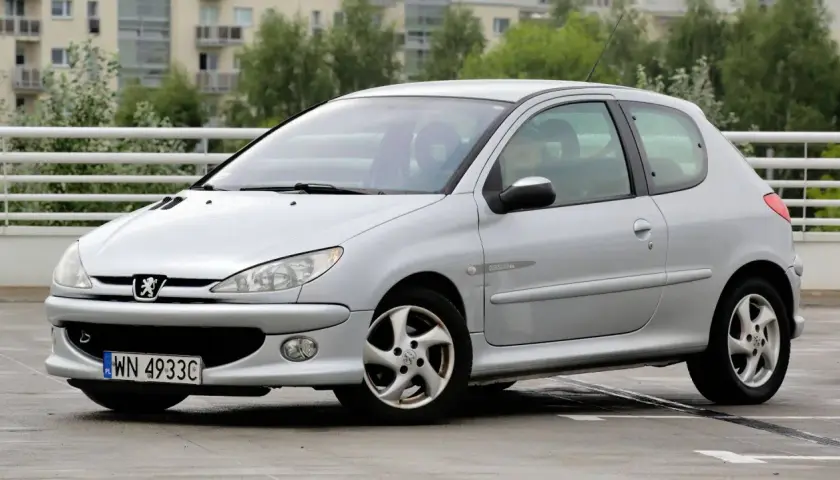Srebrny Peugeot 206 1.4 HDi na parkingu.