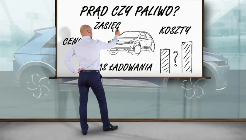 Mężczyzna pisze na tablicy "Prąd czy paliwo?", porównując zasięg, koszty i czas ładowania samochodu elektrycznego.