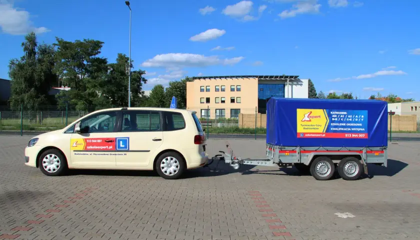 Samochód nauki jazdy z przyczepą, gotowy do egzaminu na prawo jazdy kategorii B+E. Kod 96 na przyczepie.