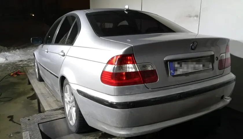 Srebrne BMW E46 320d na hamowni, widok z tyłu.