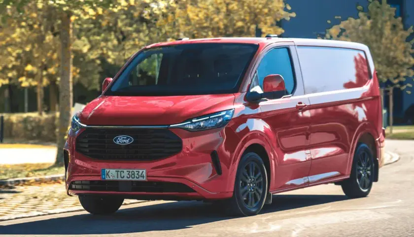 Czerwony Ford Transit Custom w ruchu. Zastanawiasz się nad jego pojemnością baku? Ten van jest gotowy na długie trasy.