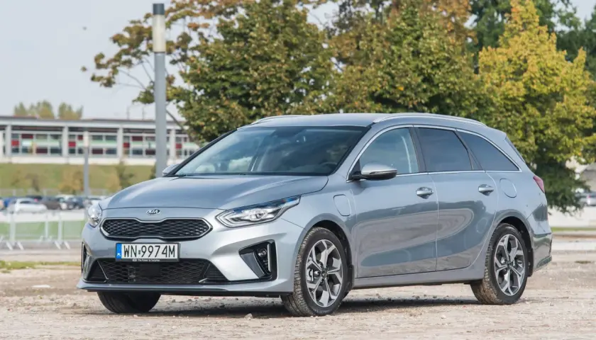 Srebrne Kia Ceed 1.6 CRDi, kombi, na tle drzew i budynku. Zastanawiasz się nad pojemnością baku?