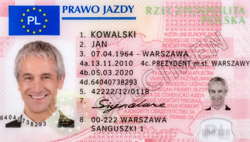 Zdjęcie do karty kierowcy: portret mężczyzny z uśmiechem, dane osobowe, numer prawa jazdy.