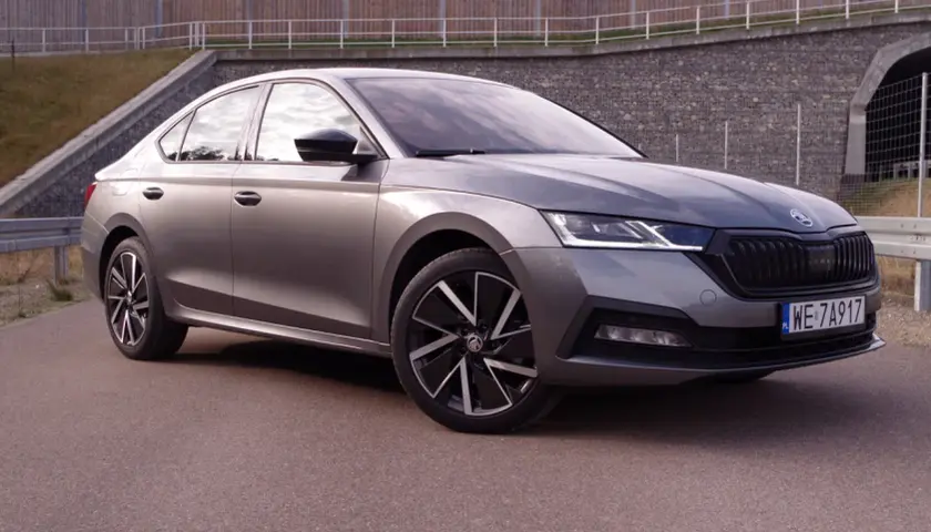 Szara Skoda Octavia stoi na drodze. Zastanawiasz się, jaka jest jej pojemność baku?