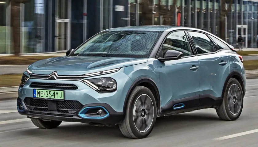 Niebieski Citroen C4 w ruchu miejskim. Zastanawiasz się nad jego pojemnością baku?