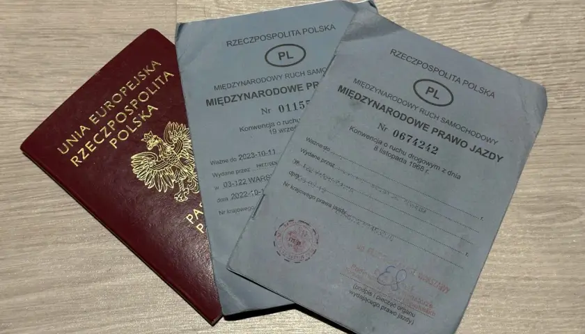 Polskie prawo jazdy międzynarodowe, wydane w Warszawie, obok paszportu.